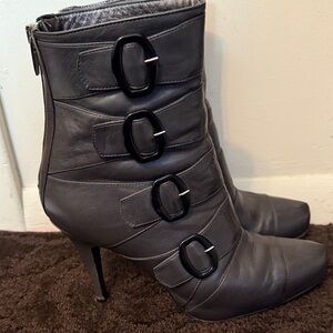 CLAUDIA GRAY Stylish Gray Leather Ankle Boots